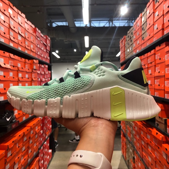 Nike Free Metcon 4 Sneakers - Picture 10 of 15